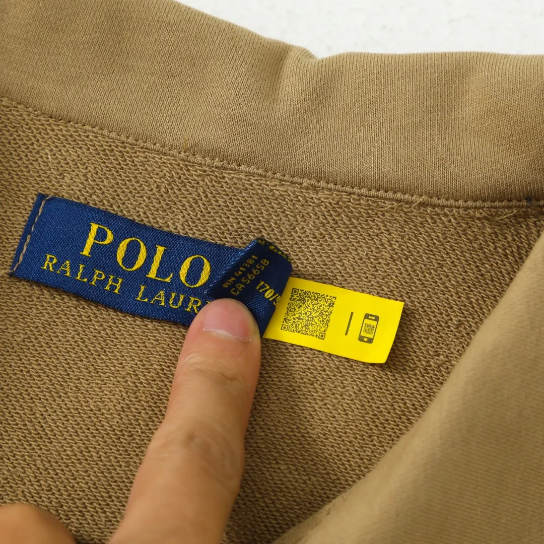 P260 #R99 Ralph Lauren pony logo eight-color half-zip lapel sweatshirt. Wear three times in one suit, easy to switch styles: Fully stand-up collar mode: crisp lapel three-dimensional windproof, taking into account warmth and cool lines, full of coolness ▫️Half-open lazy mode: slightly exposed collarbone, relaxed and comfortable | Pair with a shirt or high collar to show the intellectual atmosphere ▫️Full-open V-neck mode: Visually extends the neck-shoulder ratio | Stacking is more layered, hiding the flesh and making it look slimmer, making it easy to wear with a sense of luxury. Genderless design, shared wardrobe concept: White is gentle and elegant | Black is cool and slimming | Both colors can be used to create a couple CP look. 8 colors are available in the full line | From classic to soft | Meet all daily and occasion dressing needs Quality is reflected in the details: Micro-label logo embroidery | Loose but not procrastinating tailoring | High-grade fabrics ensure a comfortable fit. Easily manage various scenarios such as workplace commuting, weekend leisure, and date travel, effortless chic is the definition of effortless chic.  Color: Black White Navy Mint Green Khaki Pink Yellow Army Green Size: S M L